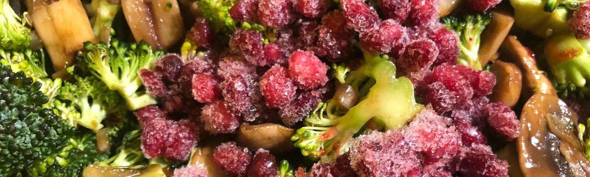 Brokkolisalat vegan mit Granatapfelkernen und Pilzen