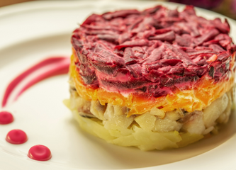 Heringssalat Ukrainischer Russischer Schichtsalat mit Hering, Mayonnaise und Roter Beete