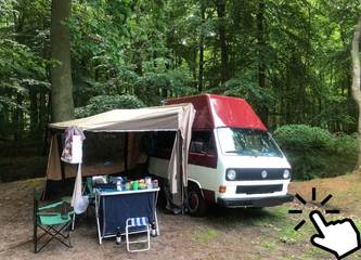 Camping im Oldschool Bulli mit Vorzelt