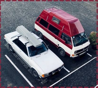 Die beiden Fahrzeuge des Ukraine Blogs Falken und Adler: Ein Ford Granada und ein VW T3, der Bulli Cosmos. 