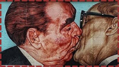 Sozialistischer Bruderkuss an der Berliner Mauer von Dmitri Wrubel als Zeichen der Völkerverständigung.