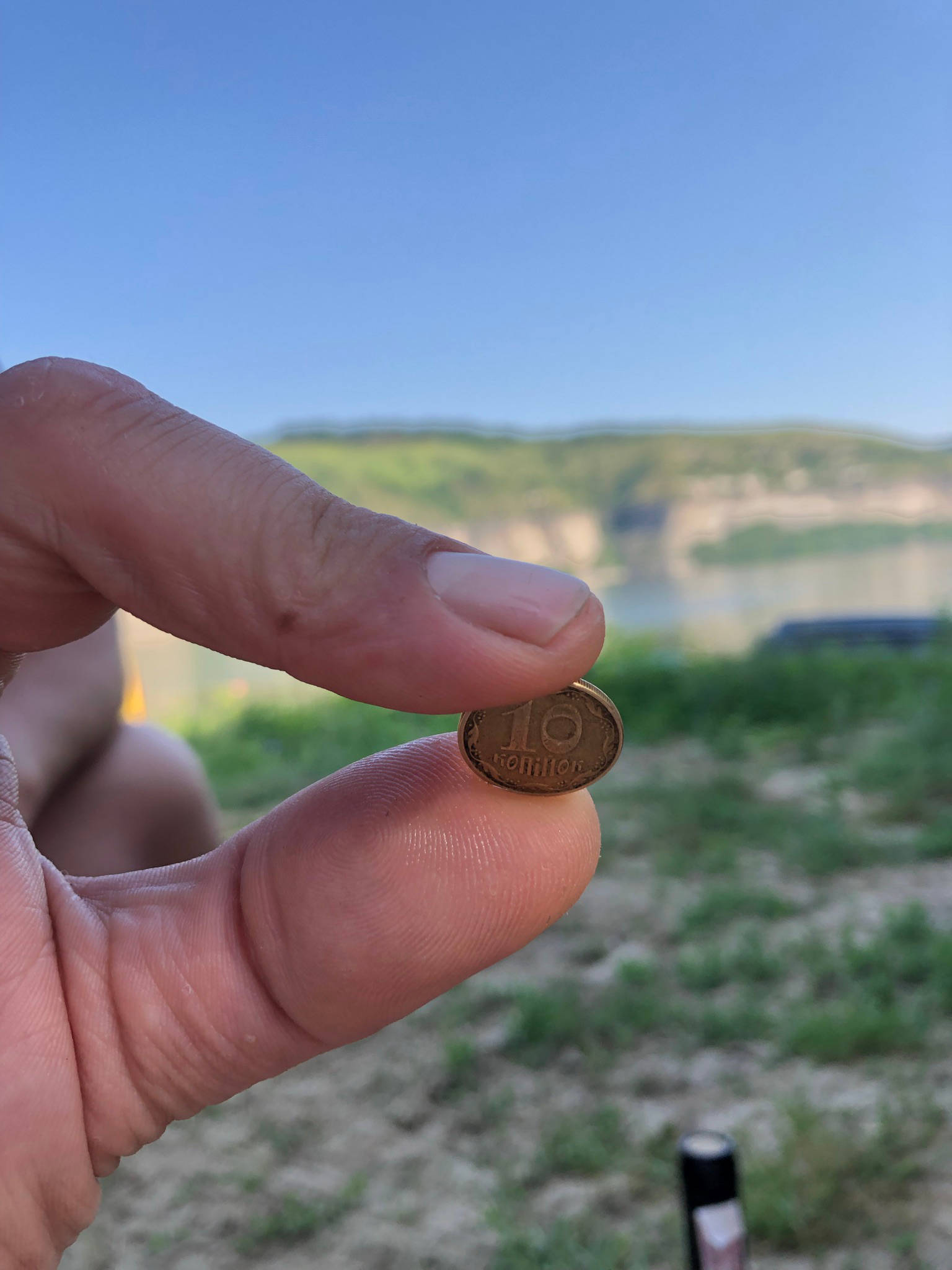 10 Kopeken in der Hand am Dniester Canyon in der Ukraine