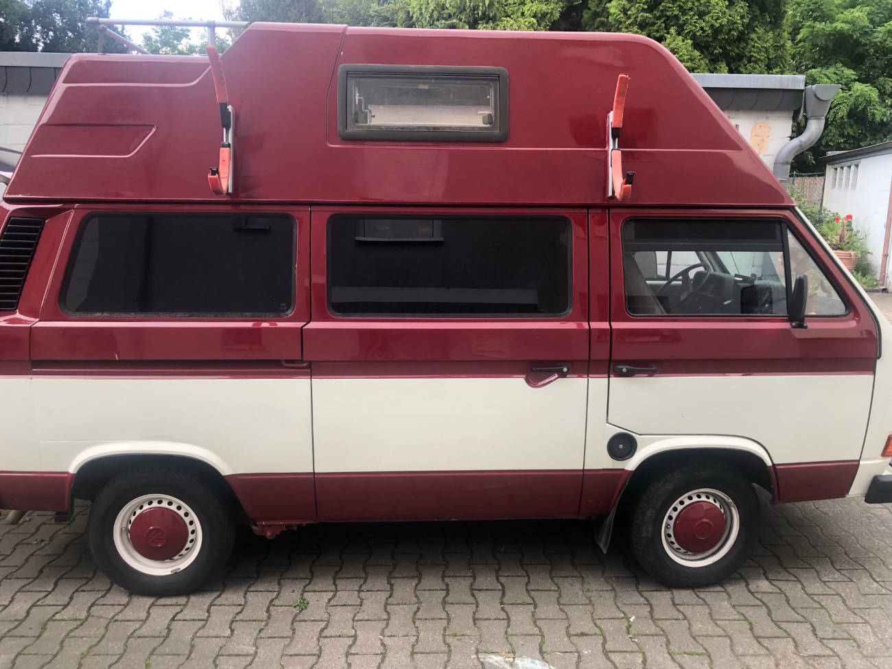 VW T3 Bulli lackiert und restauriert in Damusoweiß und Marsallarot 