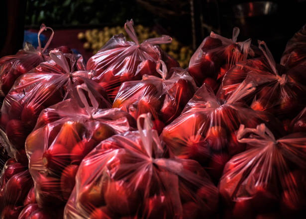 Plastiktüten mit Tomaten