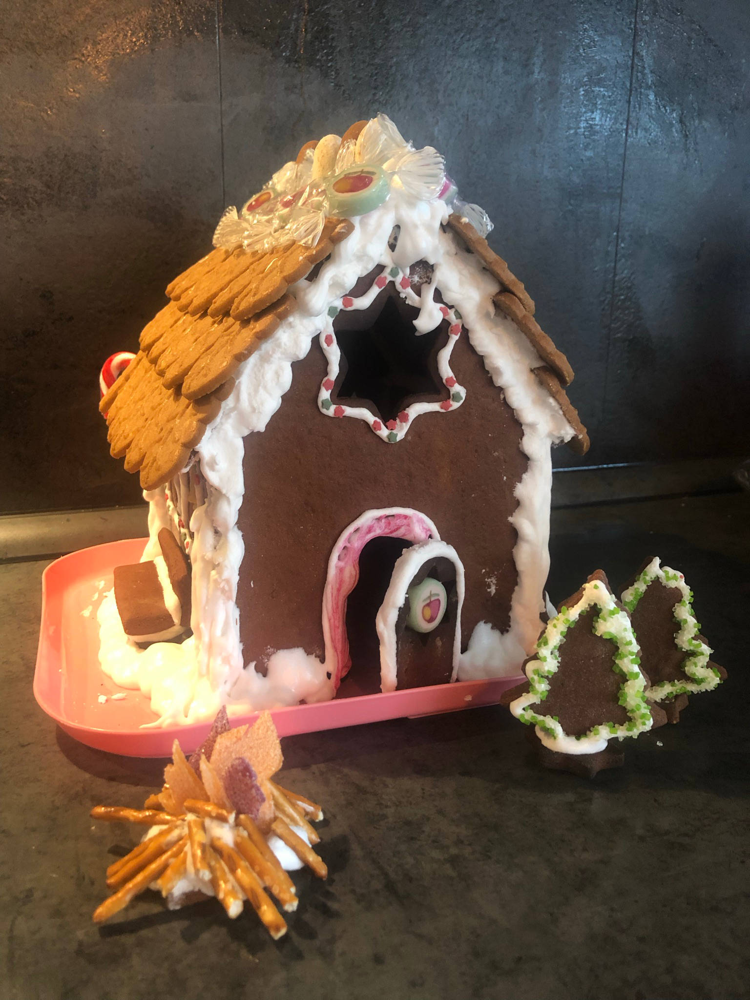 Lebkuchenhaus mit Zuckerfenstern und Royal Icing