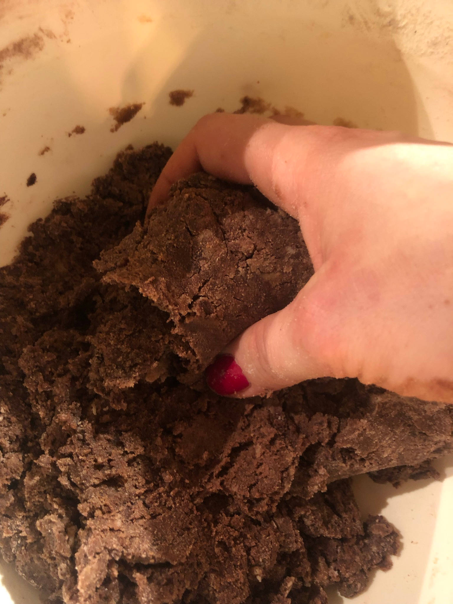 Lebkuchen Teig für Knusperhäuschen mit den Händen kneten