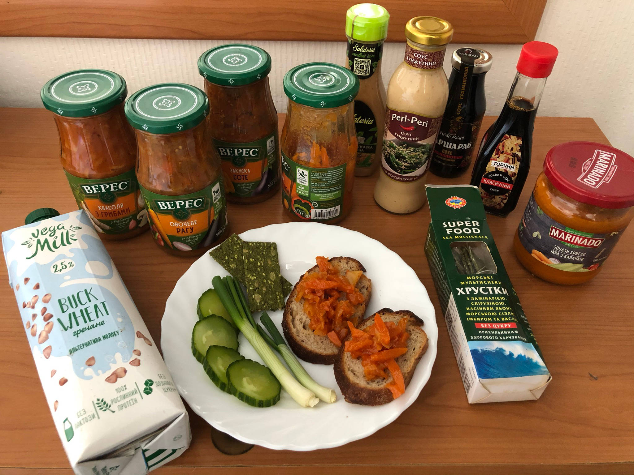 Auberginenkaviar, vegane ukrainische Supermarktprodukte und Brot