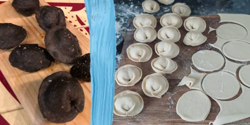 Fritierte Pelmeni mit Kohle schwarz gefärbt oder gekocht. 