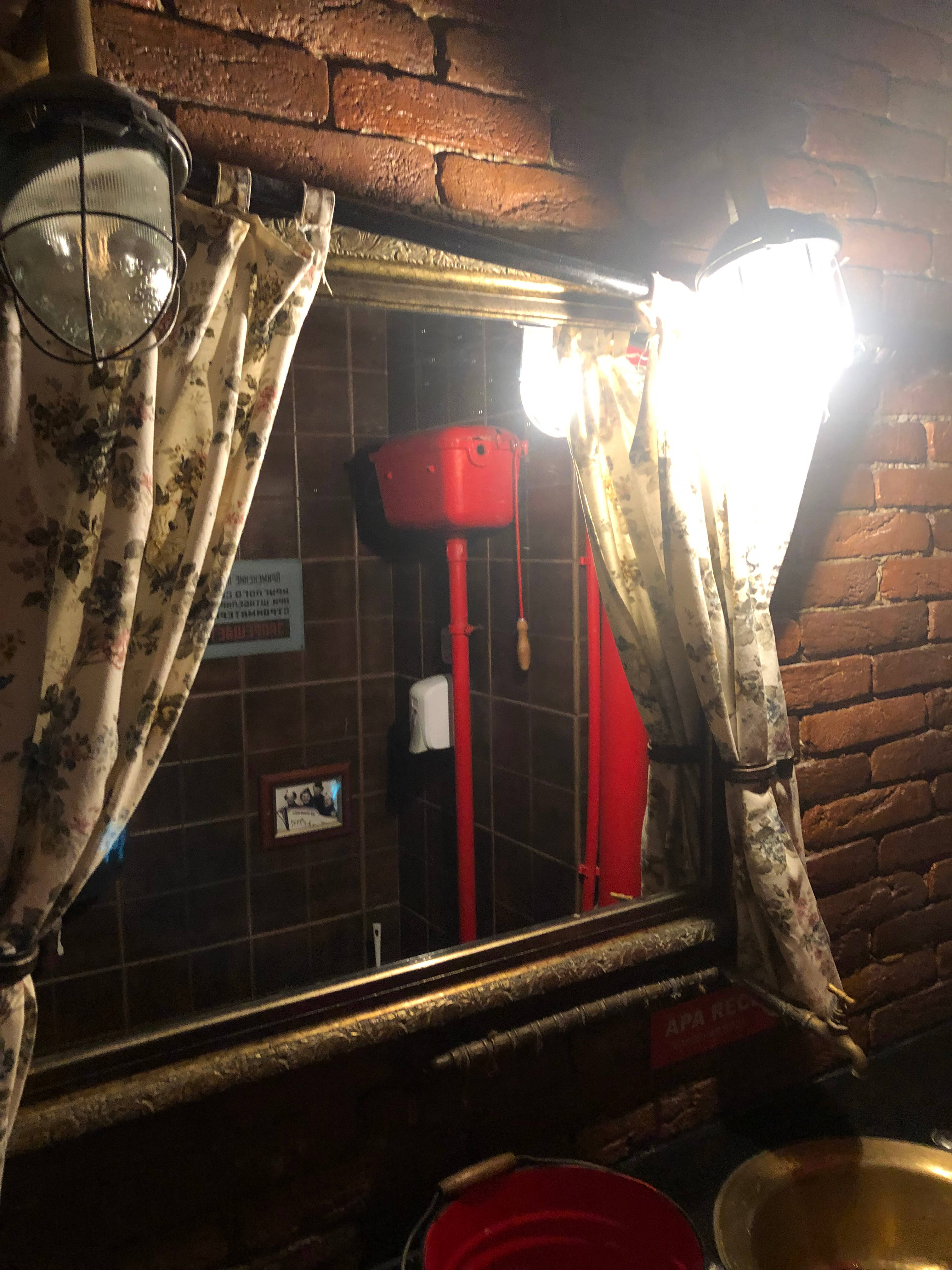 Spiegelansicht der Toilette im Restaurant "Eli Peli" Moldawien