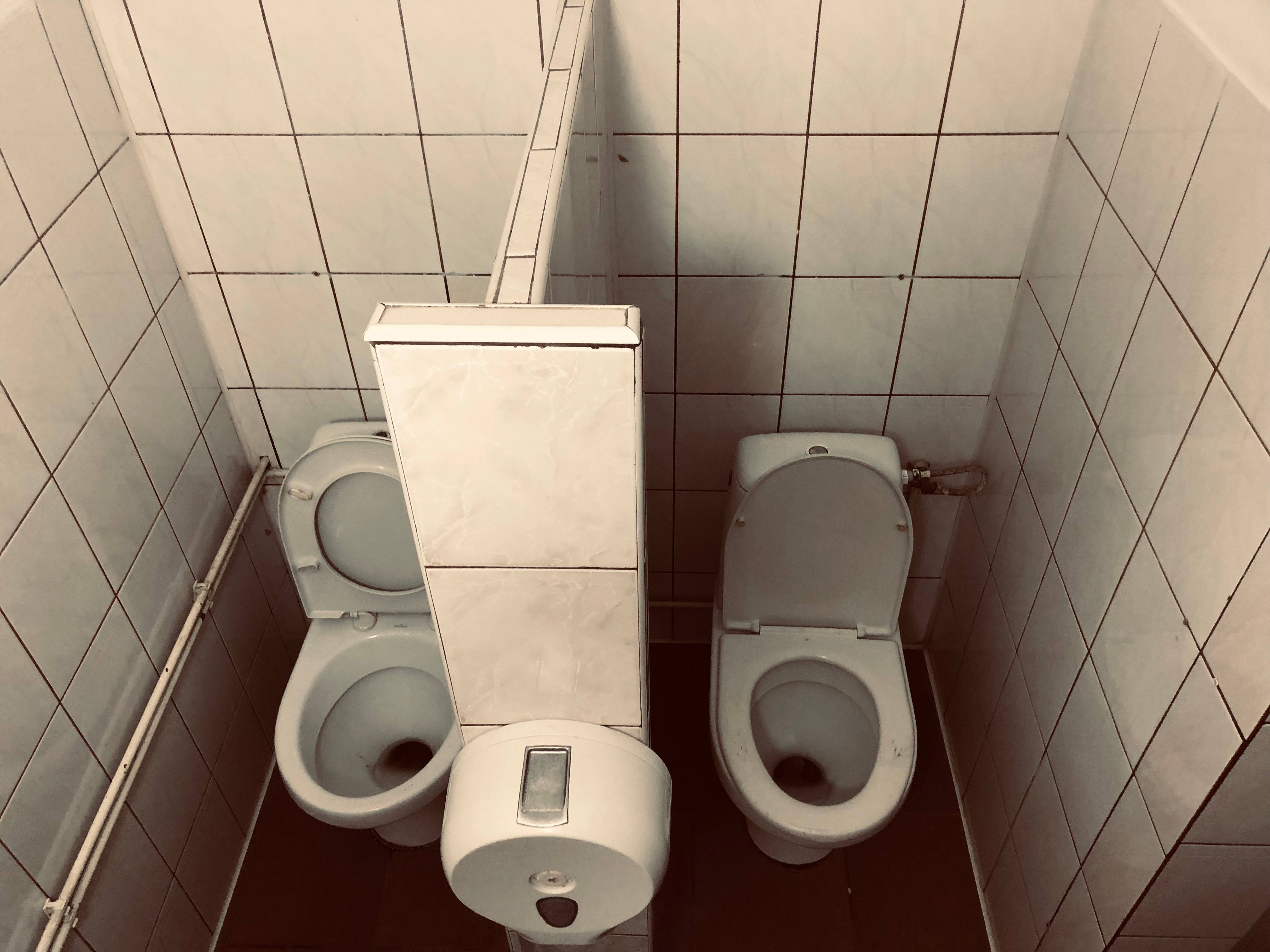 Kuriose Toilette ohne Tür Ukraine